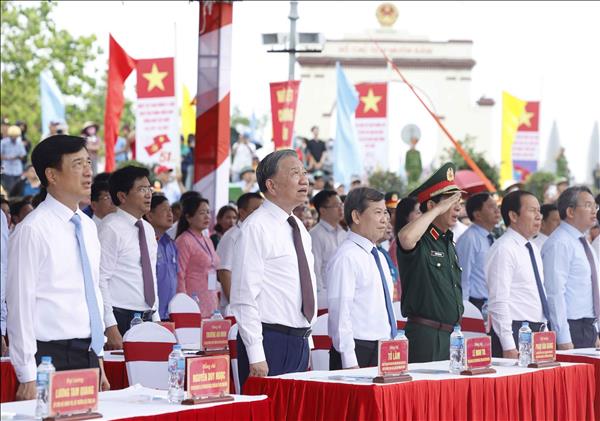 Tổng Bí thư, Chủ tịch nước Tô Lâm dự Lễ thượng cờ Thống nhất non sông năm 2026 tại Quảng Trị