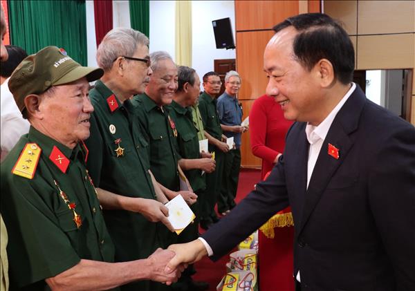 Trưởng ban Tuyên giáo và Dân vận Trung ương tiếp xúc cử tri và tặng quà các gia đình chính sách tại Tuyên Quang