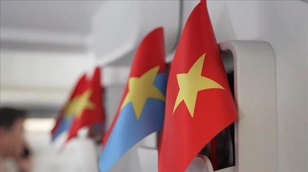 Vietnam Airlines Operates Special Flight for 51st National Reunification Anniversary