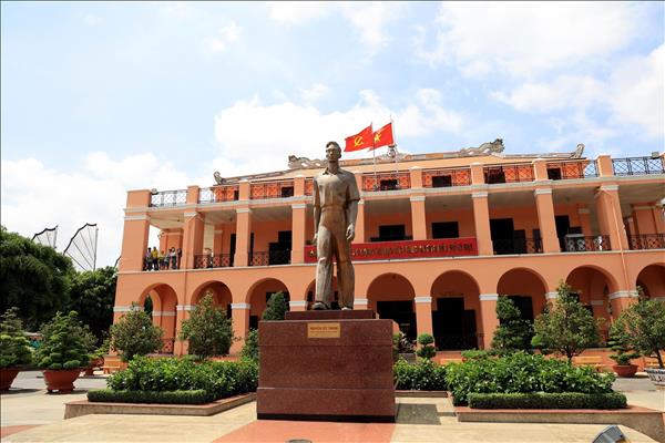 Nắng vàng cuối tháng Tư tôn vinh dấu ấn lịch sử giữa lòng TP. Hồ Chí Minh