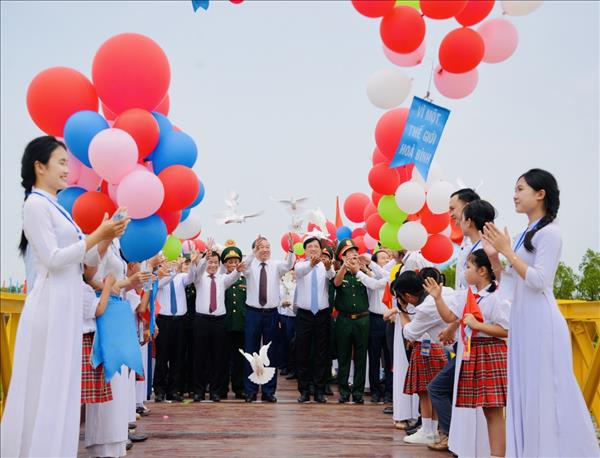 ພິ​ທີ​ເອົາ​ທຸງ​ຂຶ້ນ​ເສົາ ທ້ອນ​ໂຮມ​ປະ​ເທດ​ຊາດ​ເປັນ​ເອ​ກະ​ພາບ ຢູ່​ແຂວງ ກວາງ​ຈິ