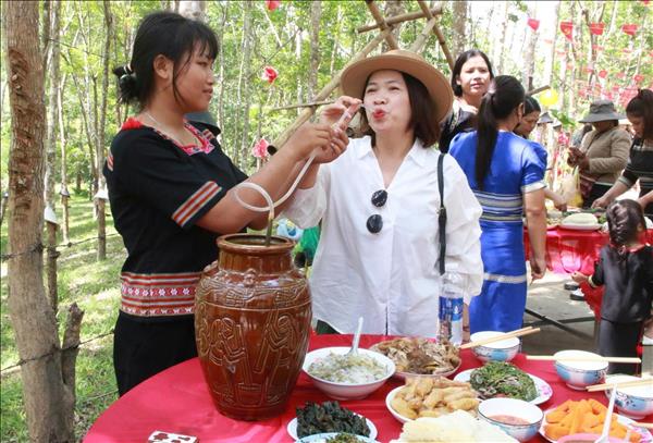Du khách đổ về các điểm đến phía Tây Quảng Ngãi