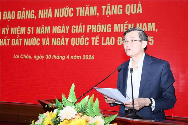 Thăm, tặng quà các gia đình chính sách tại Lai Châu