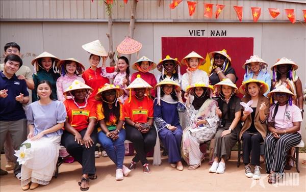 ກຳ​ລັງ​ຮັກ​ສາ​ສັນ​ຕິ​ພາບ ຫວຽດ​ນາມ ຜັນ​ຂະ​ຫຍາຍຫຼາຍກິດ​ຈະ​ກຳ​ທີ່ມີ​ຄວາມ​ໝາຍ​ເນື່ອງ​ໃນ​ໂອ​ກາດ​ສະ​ເຫຼີມ​ສະຫຼອງວັນ​ປົດ​ປ່ອຍ​ພາກ​ໃຕ້ ຫວຽດ​ນາມ ແລະ ວັນ​ກຳ​ມະ​ກອນ​ສາ​ກົນ