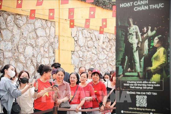 ຮ່າ​ໂນ້ຍ ຈັດຫຼາຍ​ຮູບ​ແບບ​ການ​ທ່ອງ​ທ່ຽວ​ໃນ​ໂອ​ກາດ​ສະ​ເຫຼີມ​ສະຫຼອງວັນ​ປົດ​ປ່ອຍ​ພາກ​ໃຕ້ ຫວຽດ​ນາມ ແລະ ວັນ​ກຳ​ມະ​ກອນ​ສາ​ກົນ