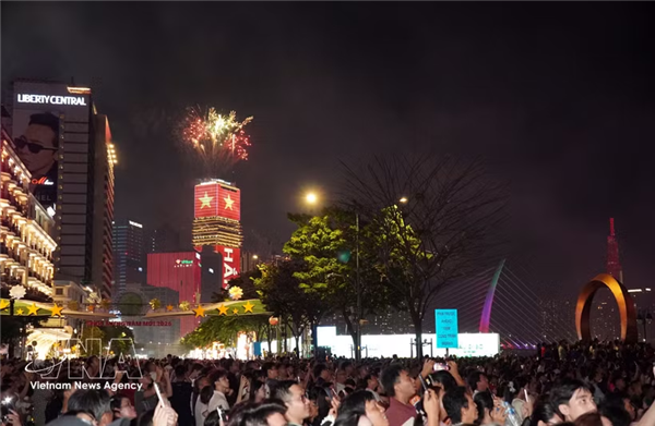 胡志明市五彩烟花盛放，庆祝祖国统一51周年