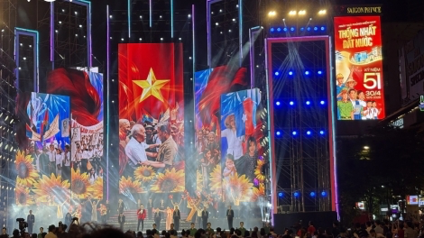 ホーチミン市  国家統一51周年を祝う