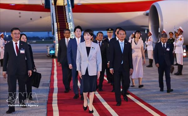 Primera ministra japonesa llega a Hanoi para iniciar su visita oficial a Vietnam