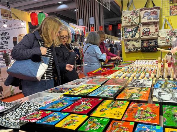 Productos vietnamitas atraen el interés de visitantes en Feria de París