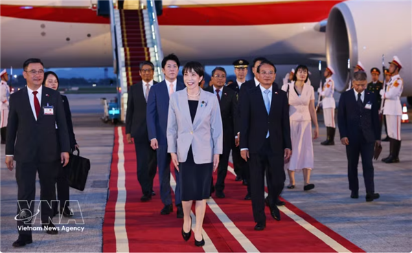 La Première ministre japonaise arrive à Hanoï pour une visite officielle au Vietnam