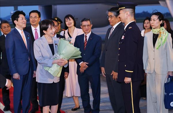 Japanese PM arrives in Hanoi, beginning official visit to Vietnam