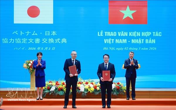 Primeros ministros de Vietnam y Japón ofrecen rueda de prensa tras conversaciones