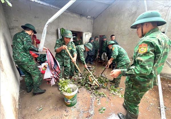 Biên phòng Lai Châu giúp dân khắc phục hậu quả mưa lốc