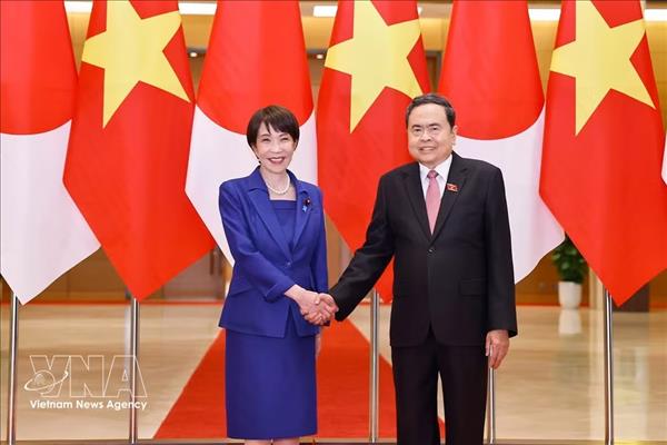 Dirigente parlamentario vietnamita se reúne con primera ministra japonesa