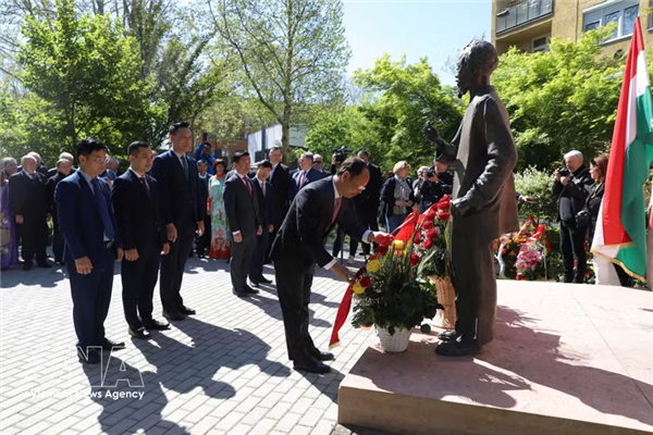 Vietnam y Hungría destacan la amistad histórica en homenaje al Presidente Ho Chi Minh