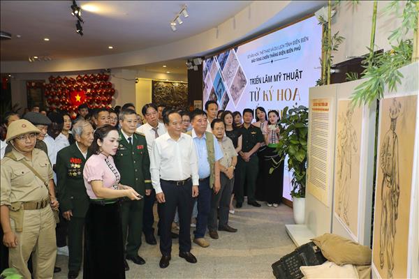 Khai mạc triển lãm Từ ký họa chiến trường đến sắc màu đương đại