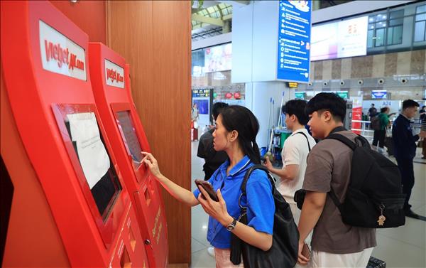 Sân bay Nội Bài đảm bảo luồng tuyến thông suốt với hơn 240 quầy check-in dịp lễ