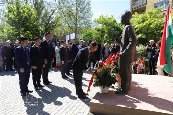 Hommage solennel à Ho Chi Minh et à sa pensée en Hongrie