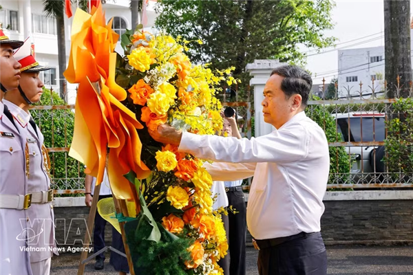 Presidente del Parlamento rinde homenaje a los mártires en sitio histórico en Ciudad Ho Chi Minh