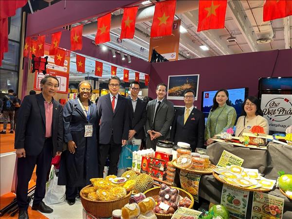 Khai trương Không gian Việt Nam tại Hội chợ quốc tế Paris