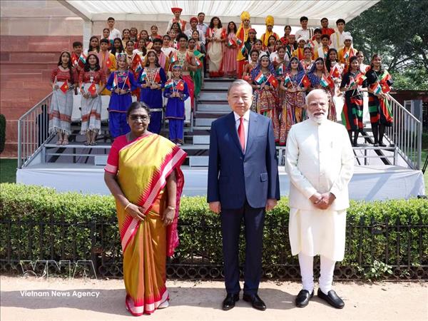 Celebran ceremonia de bienvenida al máximo dirigente vietnamita en la India