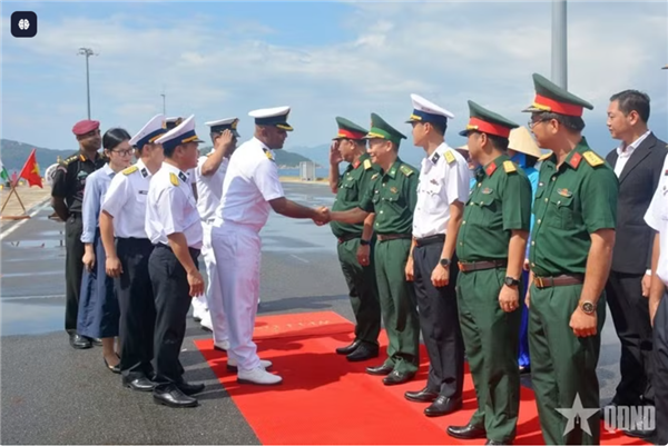 Un navire de la Marine indienne en visite à Khanh Hoa