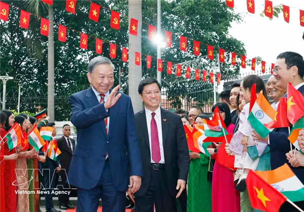 越共中央总书记、国家主席苏林与越南驻印度大使馆干部、工作人员及旅印越南人会面
