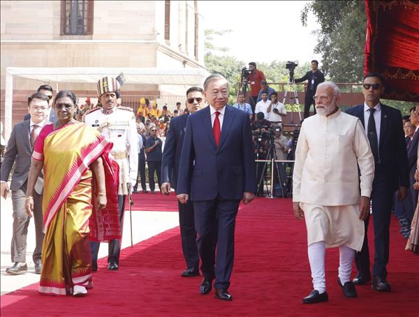 Official welcome ceremony held for top Vietnamese leader in New Delhi