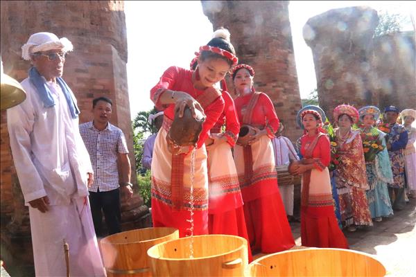 Tạo trải nghiệm văn hóa có chiều sâu cho du khách ở Lễ hội Tháp Bà Pô Nagar