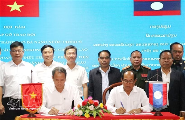 Localidades de Vietnam y Laos refuerzan conectividad vial en zona fronteriza