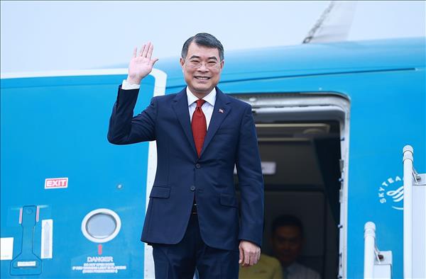 Le Premier ministre Le Minh Hung part pour le 48 Sommet de lASEAN aux Philippines