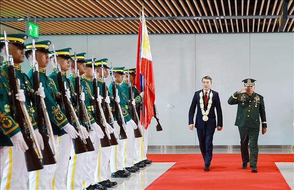 Le PM Le Minh Hung arrive aux Philippines pour le 48e Sommet de lASEAN