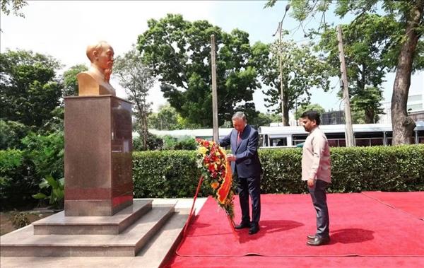 Máximo dirigente vietnamita rinde homenaje al Presidente Ho Chi Minh en Sri Lanka