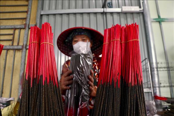 Độc đáo làng nghề làm hương đen Văn Quan