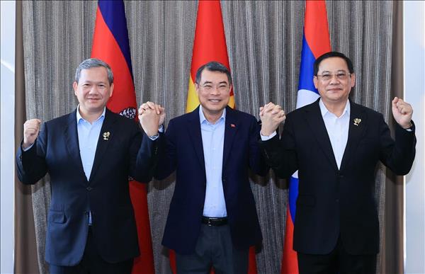 Vietnamese PM holds working breakfast with Cambodian, Lao counterparts