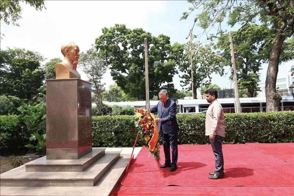 Tổng Bí thư, Chủ tịch nước Tô Lâm dâng hoa tại Tượng Chủ tịch Hồ Chí Minh ở thủ đô Colombo, Sri Lanka
