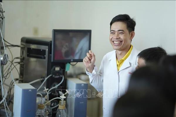 顺化市：铺设红毯引人才