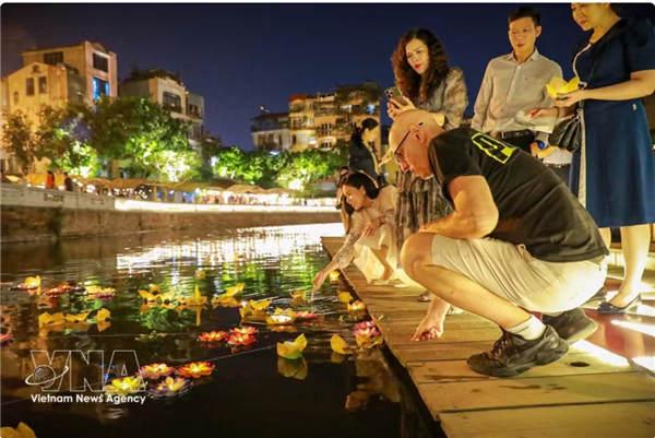 Nuit des lanternes  : une nouvelle expérience nocturne illumine le lac Van à Hanoï