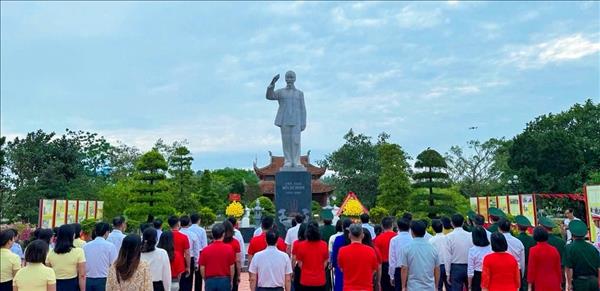ສະ​ເຫຼີມ​ສະຫຼອງ 65 ​ປີ ແຫ່ງວັນ​ປະ​ທານ ໂຮ່​ຈີ​ມິນ ໄປ​ຢ້ຽມ​ຢາມ​ເຂດ​ພິ​ເສດ ໂກ​ໂຕ, ແຂວງ ກວາງ​ນິງ