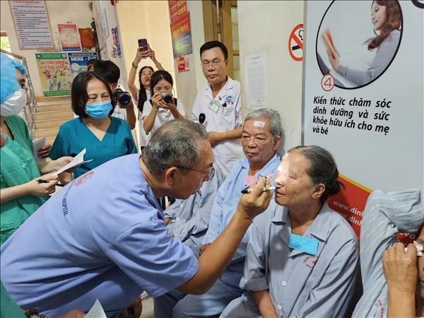 Honorary citizens leave imprint on Hues heritage preservation, health advancement