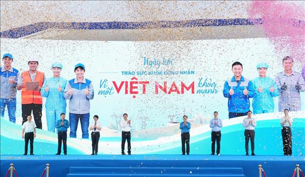 Trao sức khỏe công nhân - Vì một Việt Nam khỏe mạnh