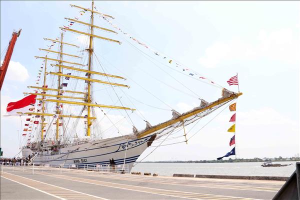 Indonesian Navy training ship begins goodwill visit to Ho Chi Minh City