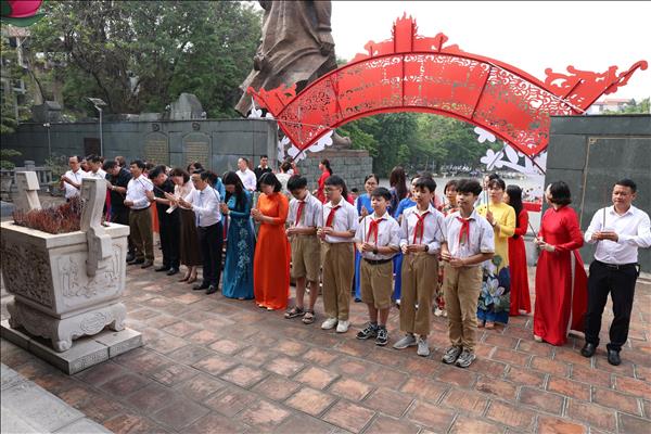 Trường THCS Thái Thịnh: Khơi dậy niềm tự hào dân tộc qua hoạt động dâng hương và khen thưởng học sinh giỏi