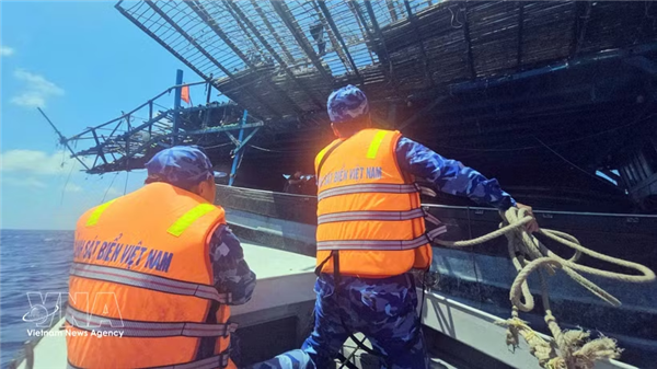Guardia Costera rescata embarcación averiada con 57 pescadores cerca de Truong Sa