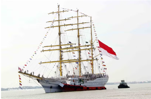 Le KRI Bima Suci, plus grand voilier-école dAsie du Sud-Est, en visite à Hô Chi Minh-Ville