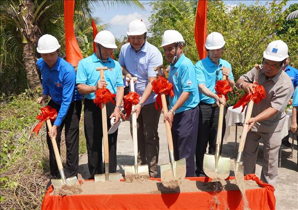 Khởi công xây cầu mới nối nhịp giao thông vùng sâu Cà Mau