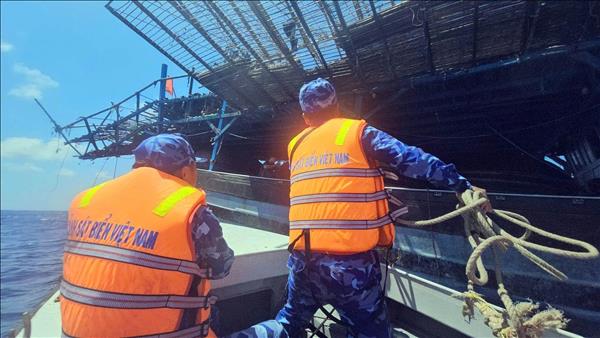 Coast Guard rescues distressed fishing vessel with 57 fishermen near Truong Sa