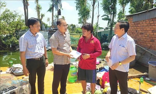 Đồng Tháp trao hỗ trợ cho người dân thiệt hại do dông lốc