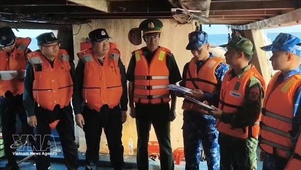 Remise de pêcheurs et de bateaux en détresse aux autorités chinoises