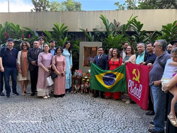 Rinden homenaje al Presidente Ho Chi Minh en Brasil